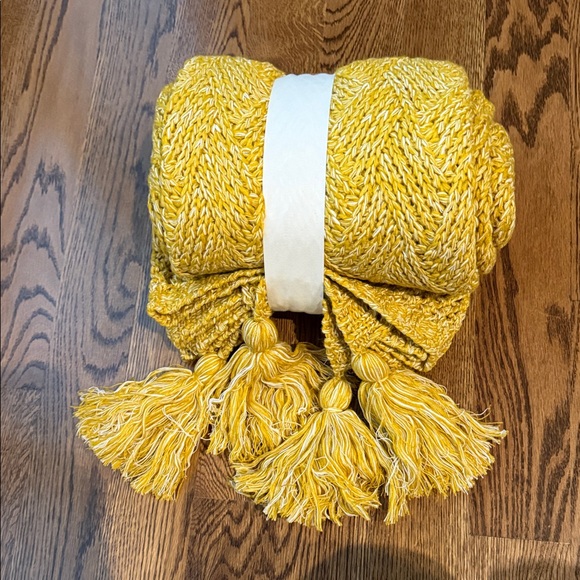 Opalhouse Mustard Yellow Chunky Crochet Throw with Tassels - Picture 5 of 6